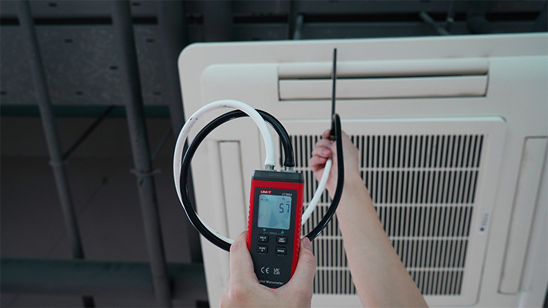 Kỹ sư thực hiện đo áp suất với máy đo áp suất chênh lệch UNI-T UT366A